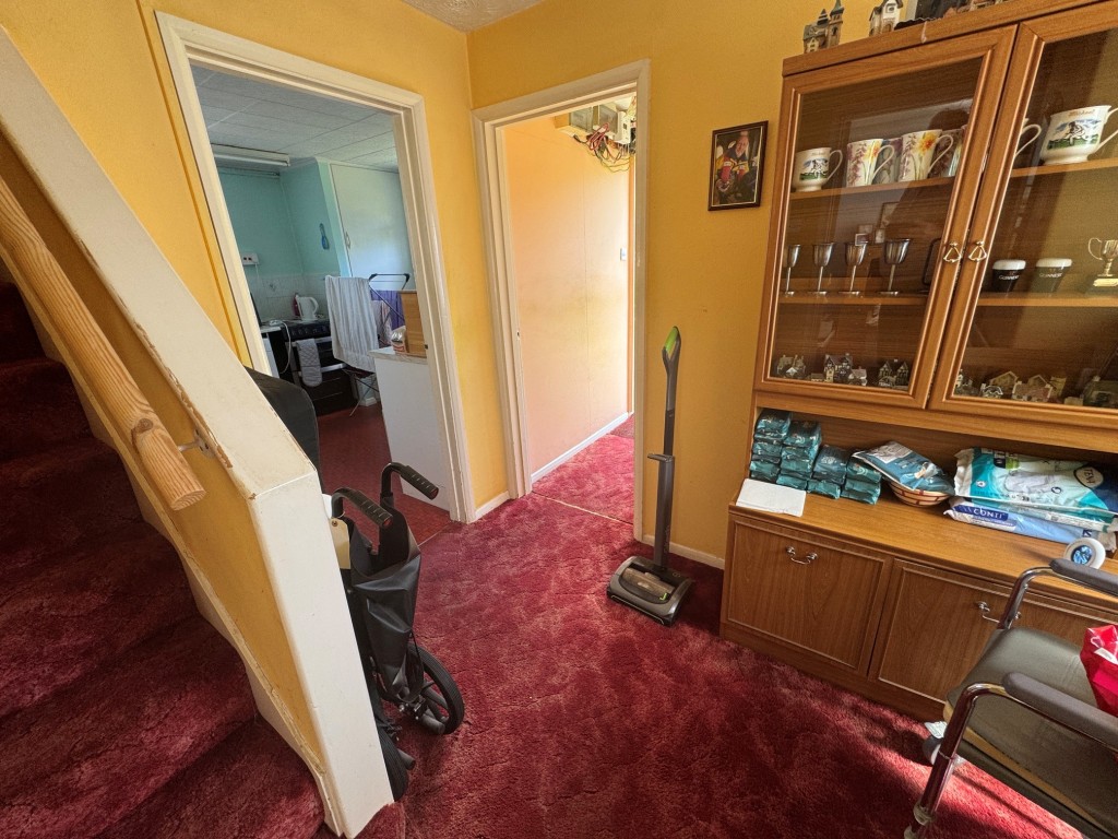 Lot: 112 - FREEHOLD STATUTORY RESIDENTIAL INVESTMENT - Entrance hall